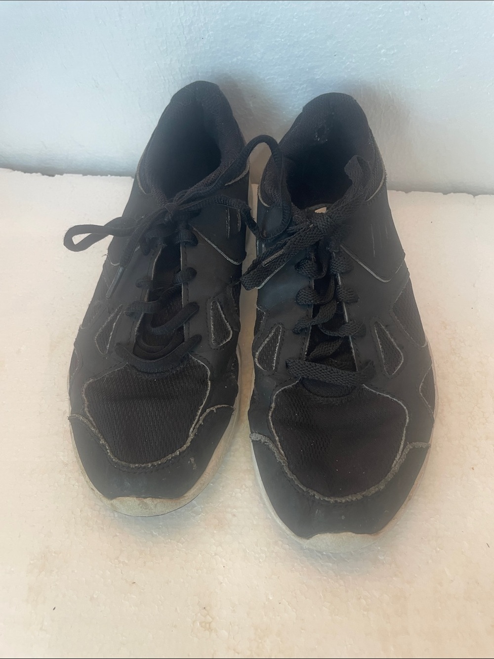Under Armour Black Athletic Lace-Up Sneakers cross training kids boys size 6 Y